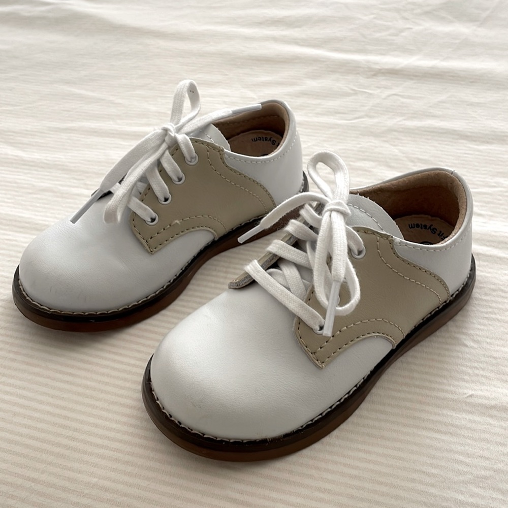 Footmates cheer white/ecru. Size 7 wide.